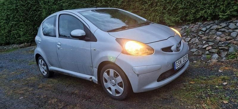 Silver Begagnad 2008 Toyota Aygo Halvkombi | 14 000 kr (Bra pris) - Bild 1/4
