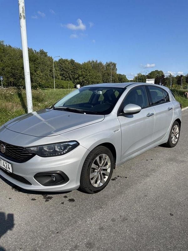 Grå Begagnad 2017 Fiat Tipo Lounge Halvkombi | 65 000 kr (Marknadspris) - Bild 1/4