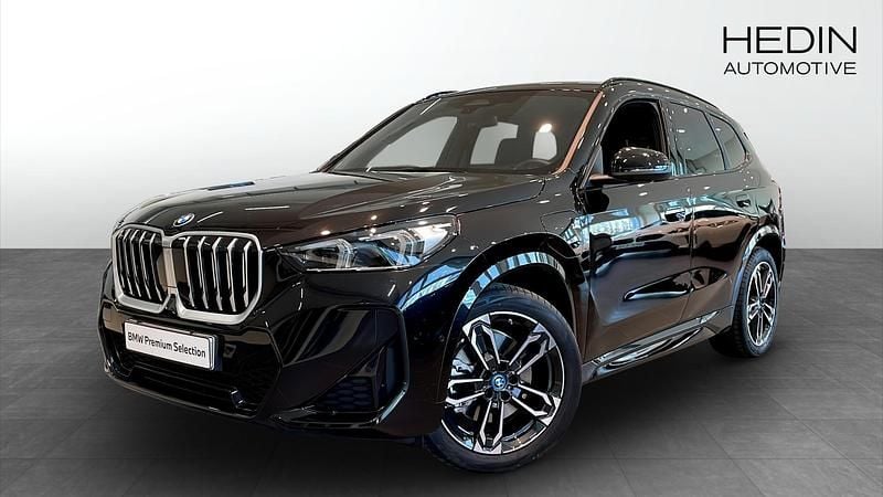 Svart (black) Begagnad 2025 BMW X1 Comfort Edition SUV | 598 700 kr - Bild 1/4