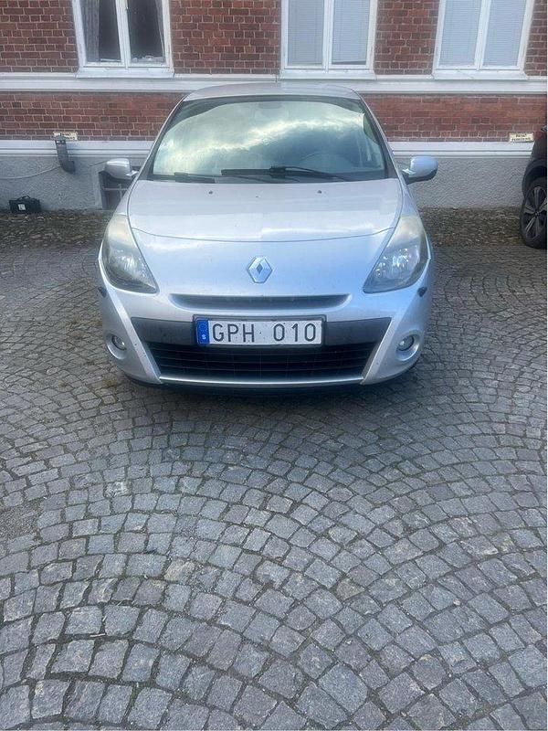 Silver Begagnad 2011 Renault Clio R.S. Halvkombi | 36 000 kr (Marknadspris) - Bild 1/4