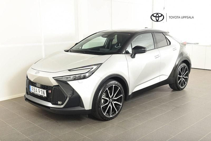Tvåtonslack 1j6/202 (2mr) Ny 2024 Toyota C-HR Edition SUV | 458 900 kr (Marknadspris) - Bild 1/4