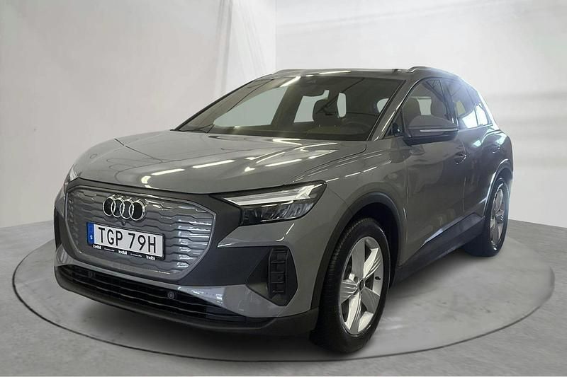 Grå Begagnad 2022 Audi Q4 e-tron Comfort SUV | 280 000 kr (Superpris) - Bild 1/4