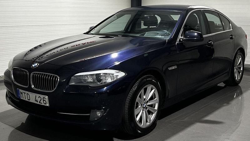 Blå Begagnad 2012 BMW 525 Sedan | 84 900 kr (Superpris) - Bild 1/4