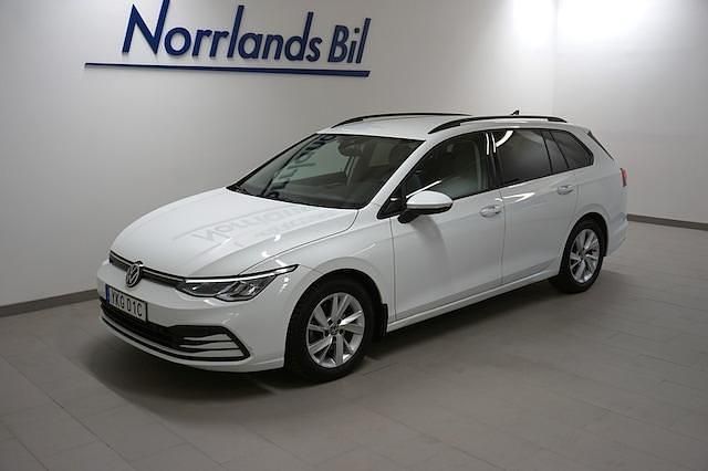 Vit (pure white) Begagnad 2021 VW Golf VIII Life Kombi | 239 900 kr (Marknadspris) - Bild 1/4