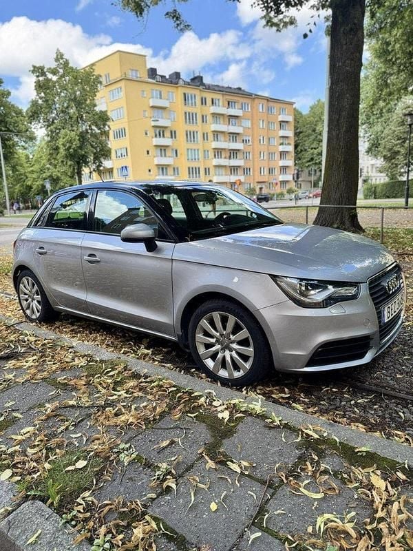 Silver Begagnad 2014 Audi A1 Sportback Sport Halvkombi | 100 000 kr (Marknadspris) - Bild 1/4