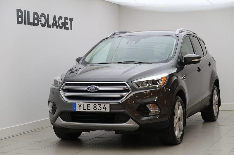 Grå Begagnad 2017 Ford Kuga Titanium SUV | 139 800 kr (Marknadspris) - Bild 1/4