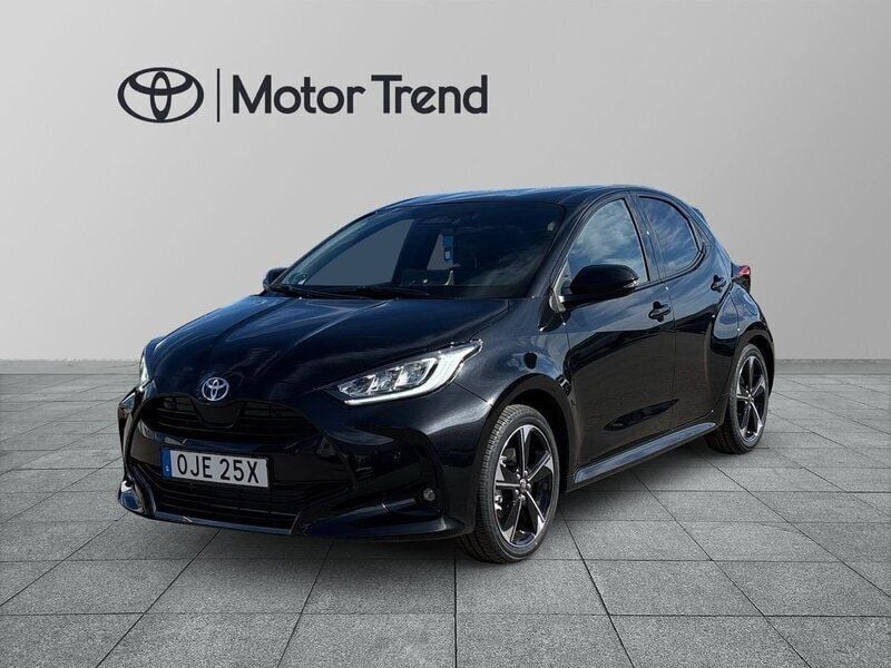 Svart Ny 2025 Toyota Yaris Hybrid Style Halvkombi | 299 900 kr (Marknadspris) - Bild 1/4