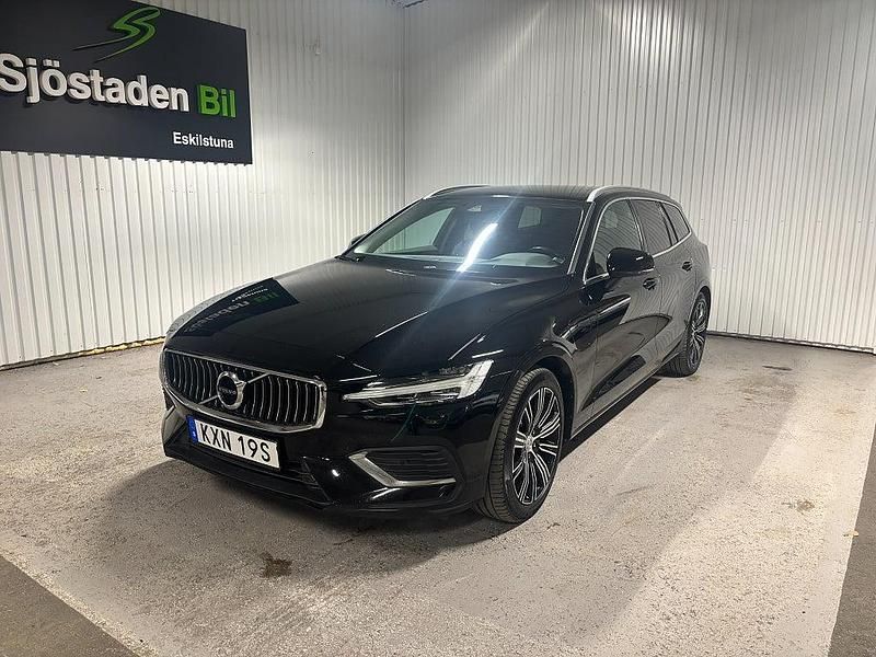 Svart Begagnad 2021 Volvo V60 Kombi | 309 900 kr (Marknadspris) - Bild 1/4