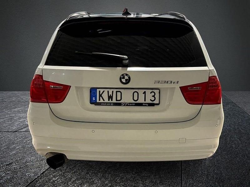 Begagnad BMW 330 Sport Line 245 HK (180 kW) 2010 Vit Kombi