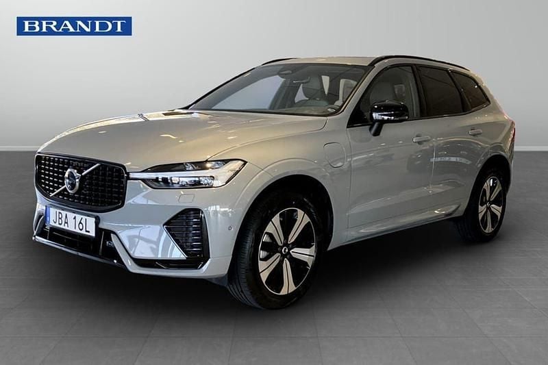 Grå Begagnad 2025 Volvo XC60 Plus SUV | 579 900 kr (Marknadspris) - Bild 1/4