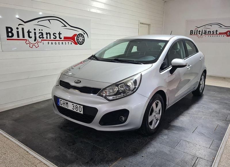 Grå Begagnad 2013 Kia Rio Halvkombi | 59 900 kr (Marknadspris) - Bild 1/2