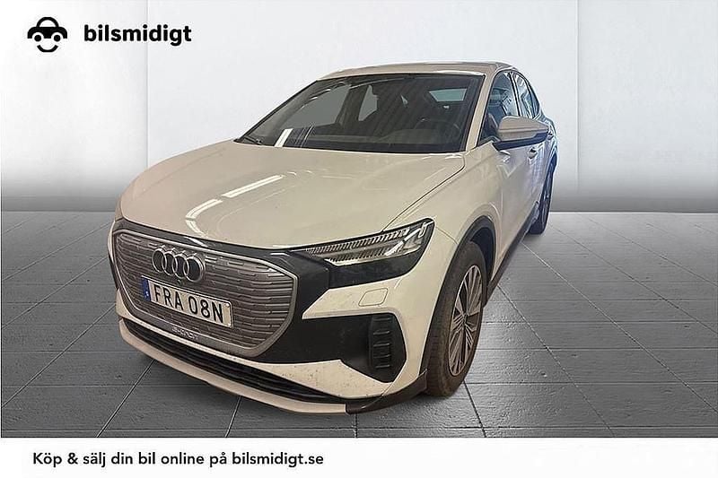 Vit Begagnad 2022 Audi Q4 Sportback e-tron Advanced SUV | 419 900 kr (Marknadspris) - Bild 1/3