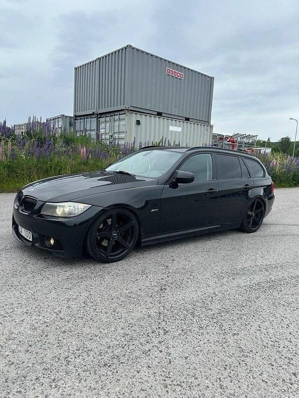 Svart Begagnad 2011 BMW 320 Kombi | 62 500 kr (Lite dyr) - Bild 1/4
