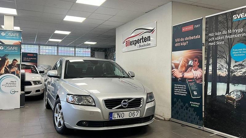 Ljusgrå Begagnad 2010 Volvo S40 Momentum Sedan | 49 900 kr (Marknadspris) - Bild 1/4