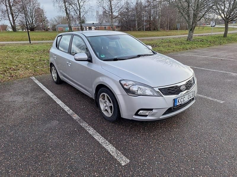 Begagnad Kia Ceed 115 HK (84 kW) 2010 Halvkombi