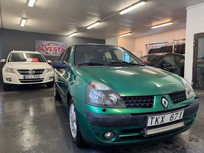 Grön Begagnad 2002 Renault Clio II Expression Halvkombi | 17 400 kr (Marknadspris) - Bild 1/4