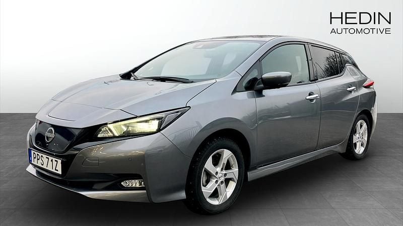 Grå Begagnad 2023 Nissan Leaf N-Connecta Halvkombi | 194 900 kr (Marknadspris) - Bild 1/4