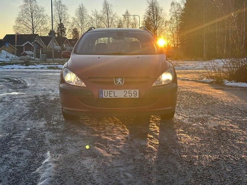 Röd Begagnad 2003 Peugeot 307 Kombi | 30 000 kr (Marknadspris) - Bild 1/4