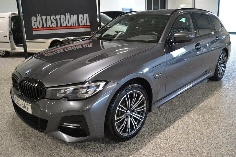 Grå Begagnad 2022 BMW 330e M Sport Kombi | 305 000 kr (Marknadspris) - Bild 1/4