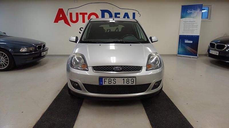 Begagnad Ford Fiesta 80 HK (58 kW) 2007 Grå Halvkombi