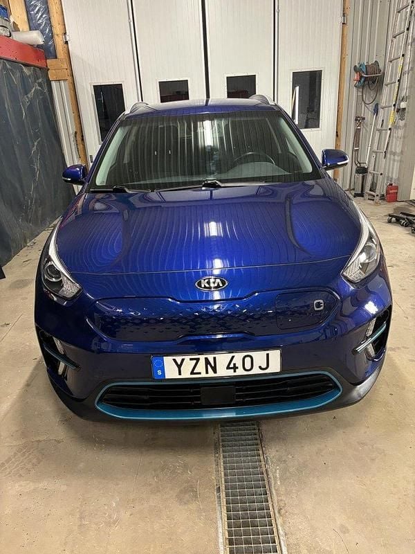 Blå Begagnad 2021 Kia e-Niro 2 SUV | 245 000 kr (Marknadspris) - Bild 1/4