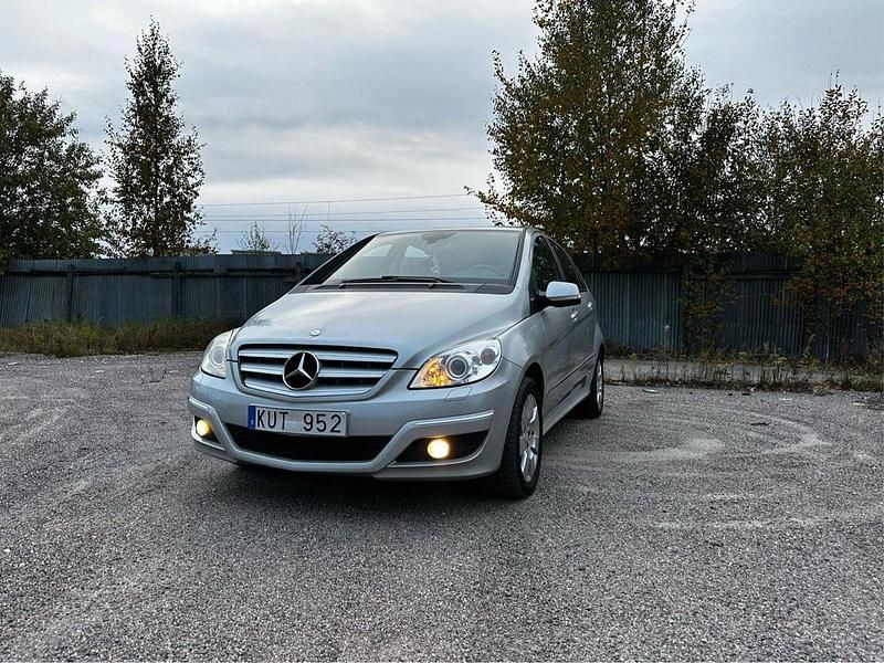 Silver Begagnad 2010 Mercedes 180 Sedan | 26 500 kr (Superpris) - Bild 1/4