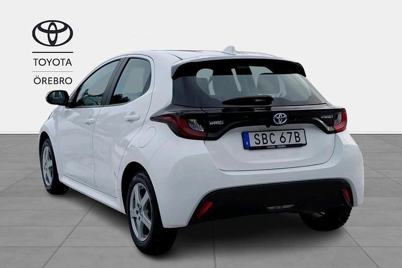 Begagnad Toyota Yaris 2023 Vit Halvkombi