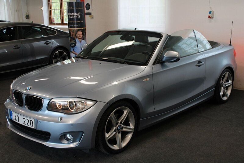 Ljusblå Begagnad 2011 BMW 120 Cabriolet M Sport Cab | 129 900 kr (Marknadspris) - Bild 1/4