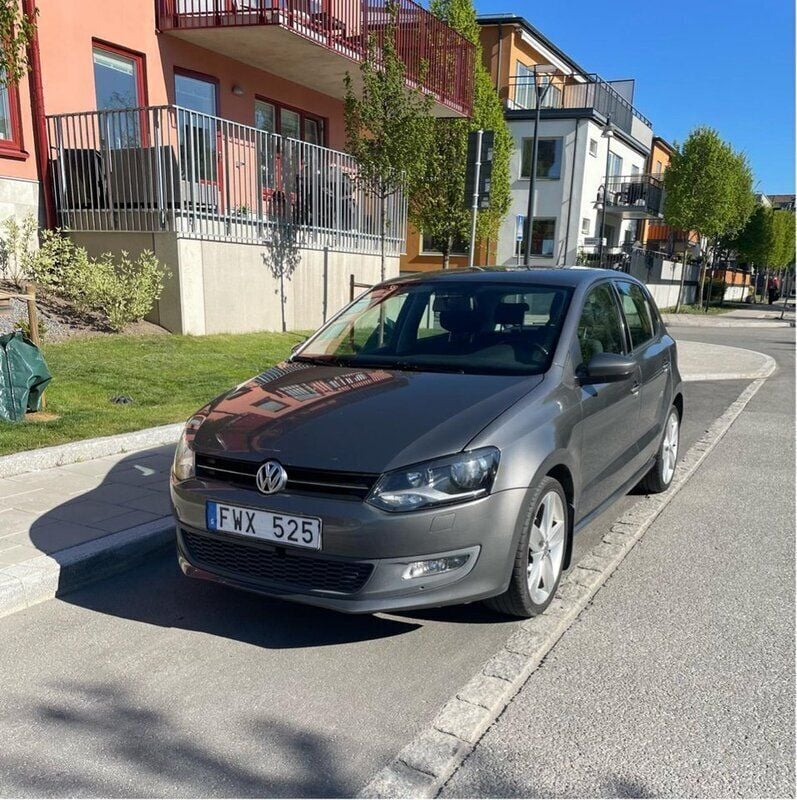 Grå Begagnad 2010 VW Polo Halvkombi | 60 000 kr (Bra pris) - Bild 1/4
