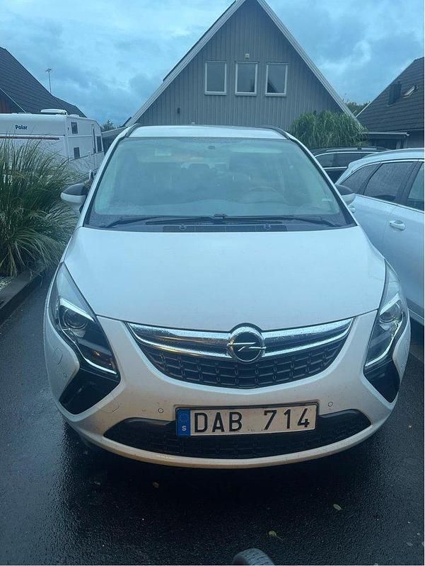 Vit Begagnad 2014 Opel Zafira Tourer Business Minibuss | 80 000 kr (Superpris) - Bild 1/4
