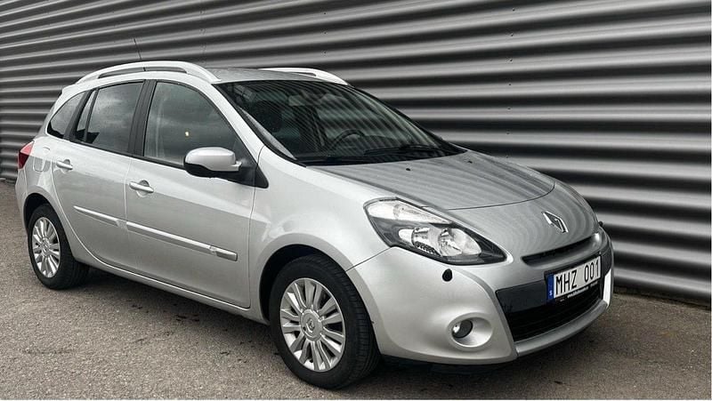 Silver Begagnad 2012 Renault Clio GrandTour Kombi | 49 500 kr (Bra pris) - Bild 1/4