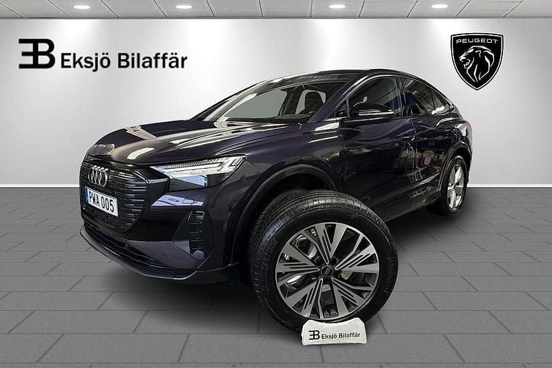 Lila Begagnad 2022 Audi Q4 Sportback e-tron Comfort SUV | 389 500 kr (Marknadspris) - Bild 1/4