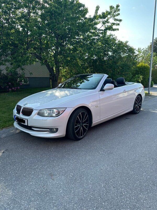 Vit Begagnad 2011 BMW 325 Cabriolet M Sport Cab | 205 000 kr (Bra pris) - Bild 1/4
