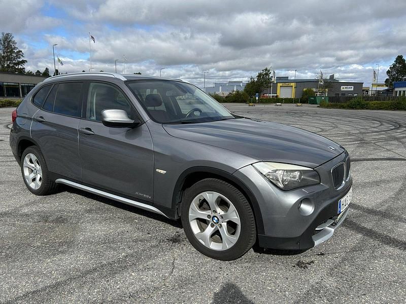 Grå Begagnad 2010 BMW X1 SUV | 147 000 kr (Lite dyr) - Bild 1/4