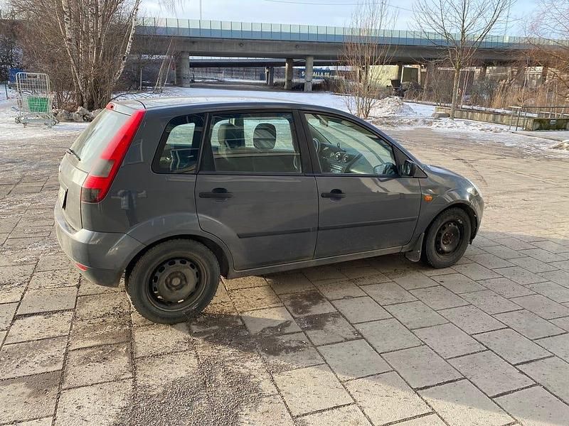 Begagnad Ford Fiesta 70 HK (51 kW) 2004 Halvkombi