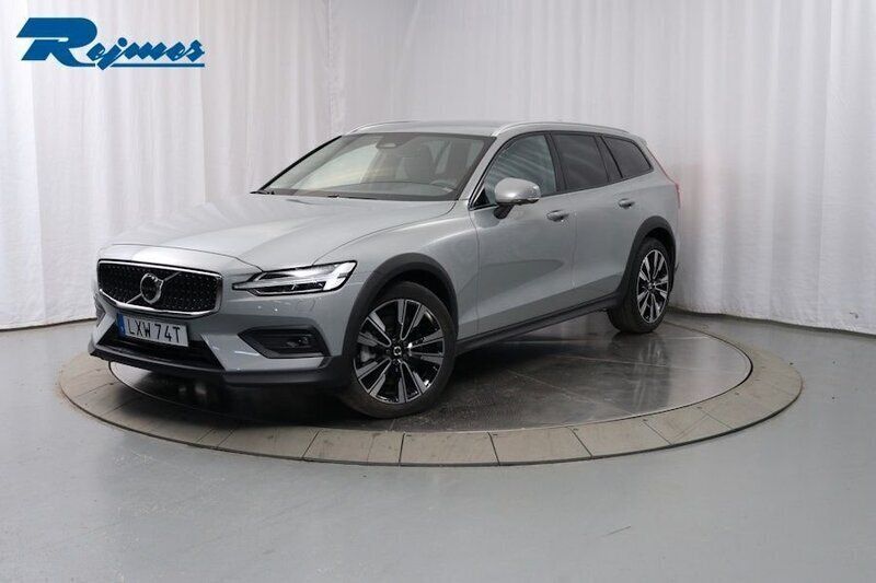Grå (vapour grey metallic) Begagnad 2024 Volvo V60 CC Plus Kombi | 469 900 kr (Bra pris) - Bild 1/4