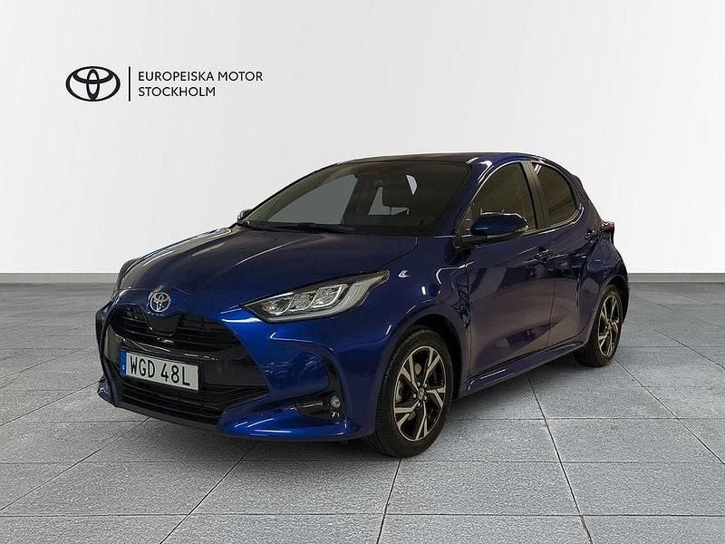 Mörkblå Ny 2025 Toyota Yaris Hybrid Active Halvkombi | 274 800 kr (Marknadspris) - Bild 1/4