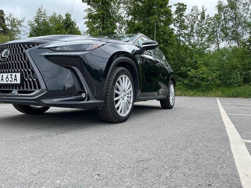 Svart Begagnad 2024 Lexus NX350h Business Edition SUV | 495 000 kr (Marknadspris) - Bild 1/4