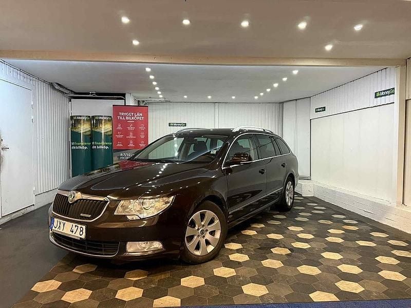 Mörkbrun (brun) Begagnad 2012 Skoda Superb Elegance Kombi | 64 999 kr (Bra pris) - Bild 1/4