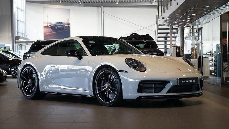 Ljusgrå Begagnad 2022 Porsche 911 Carrera 4 GTS Sportkupé | 1 649 000 kr (Superpris) - Bild 1/4