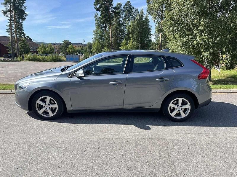 Grå Begagnad 2018 Volvo V40 Kinetic Kombi | 140 000 kr (Marknadspris) - Bild 1/4