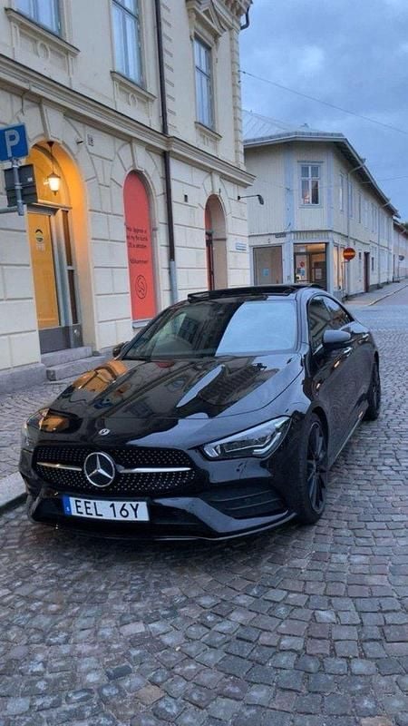 Svart Begagnad 2019 Mercedes CLA250 AMG Sedan | 339 000 kr (Marknadspris) - Bild 1/4