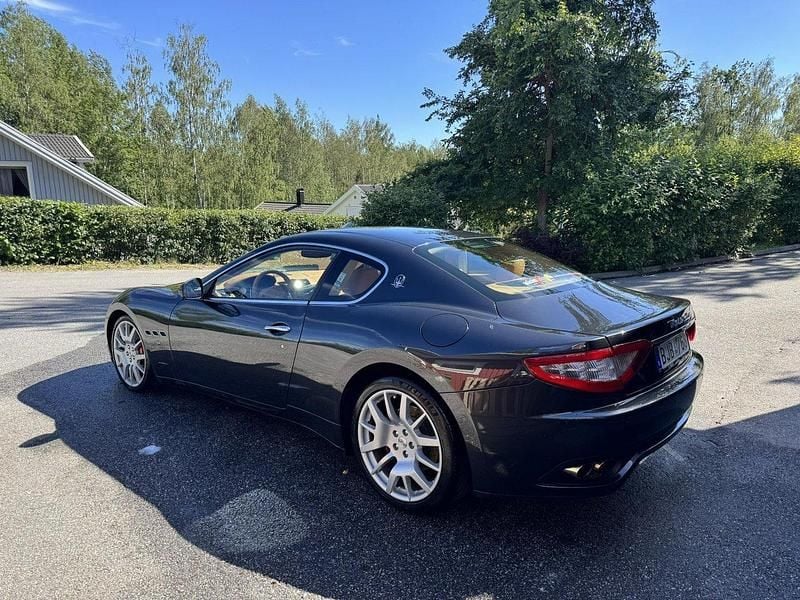 Grå Begagnad 2008 Maserati Granturismo Sportkupé | 450 000 kr - Bild 1/4