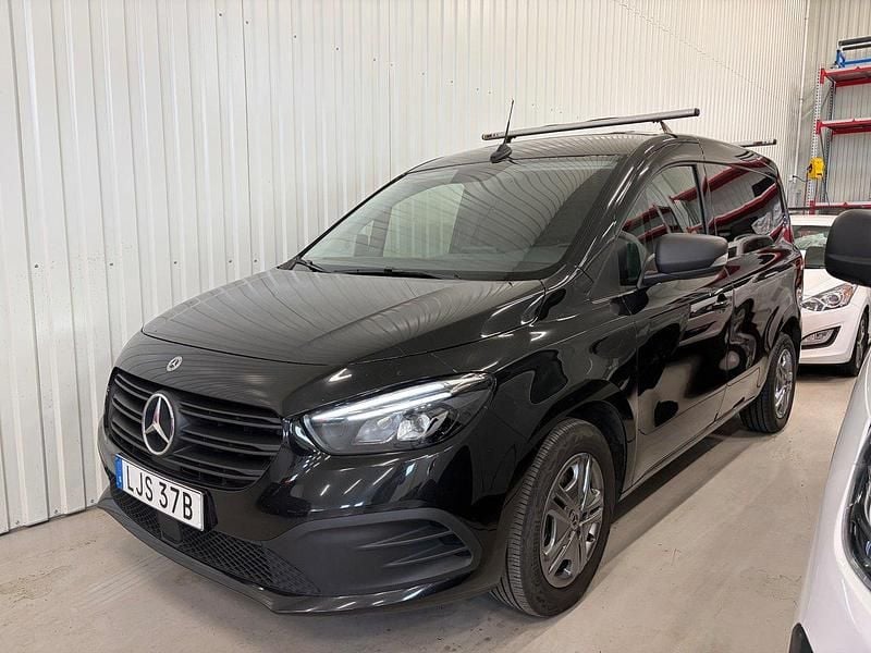 Svart Begagnad 2023 Mercedes Citan 112 Van | 239 000 kr (Marknadspris) - Bild 1/4
