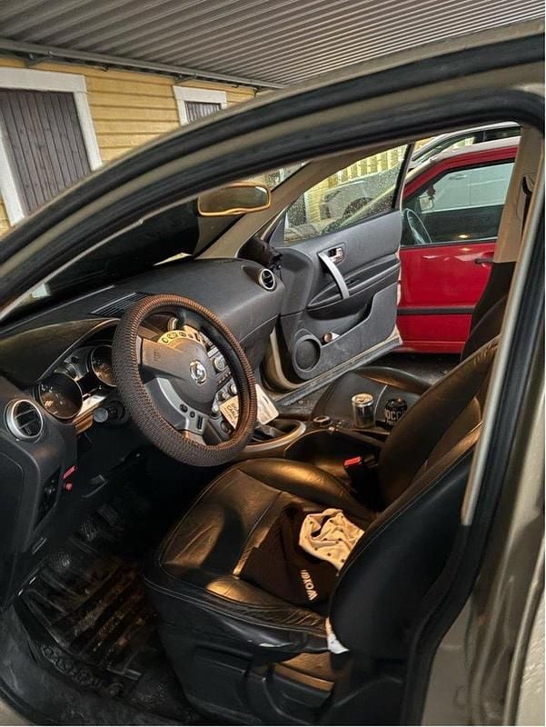 Gul Begagnad 2007 Nissan Qashqai SUV | 36 000 kr (Marknadspris) - Bild 1/4