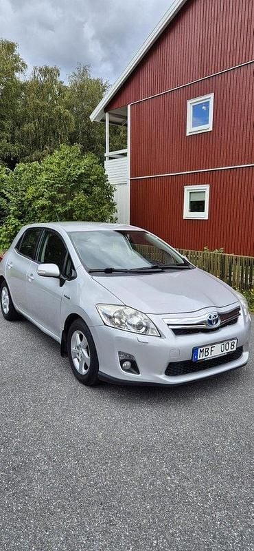 Silver Begagnad 2011 Toyota Auris Hybrid Plus Halvkombi | 79 900 kr (Marknadspris) - Bild 1/4