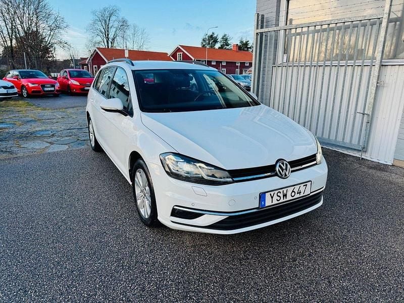 Vit Begagnad 2017 VW Golf VII Kombi | 129 900 kr (Marknadspris) - Bild 1/4