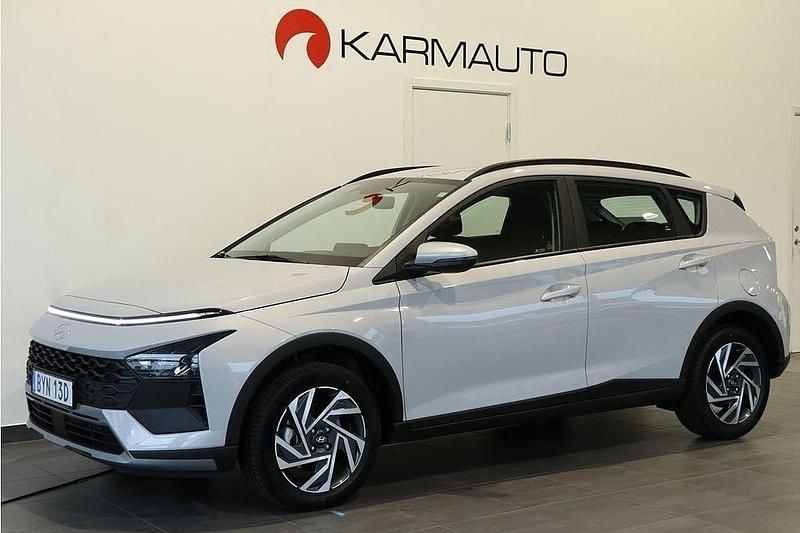 Grå Begagnad 2024 Hyundai Bayon Essential SUV | 229 900 kr (Lite dyr) - Bild 1/4