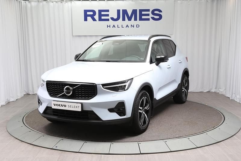 Ljusblå Begagnad 2024 Volvo XC40 Plus SUV | 379 500 kr (Marknadspris) - Bild 1/4