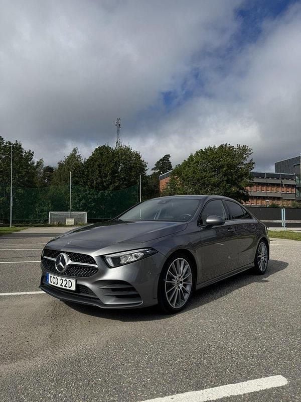 Grå Begagnad 2020 Mercedes A200 AMG Sedan | 220 000 kr (Marknadspris) - Bild 1/4